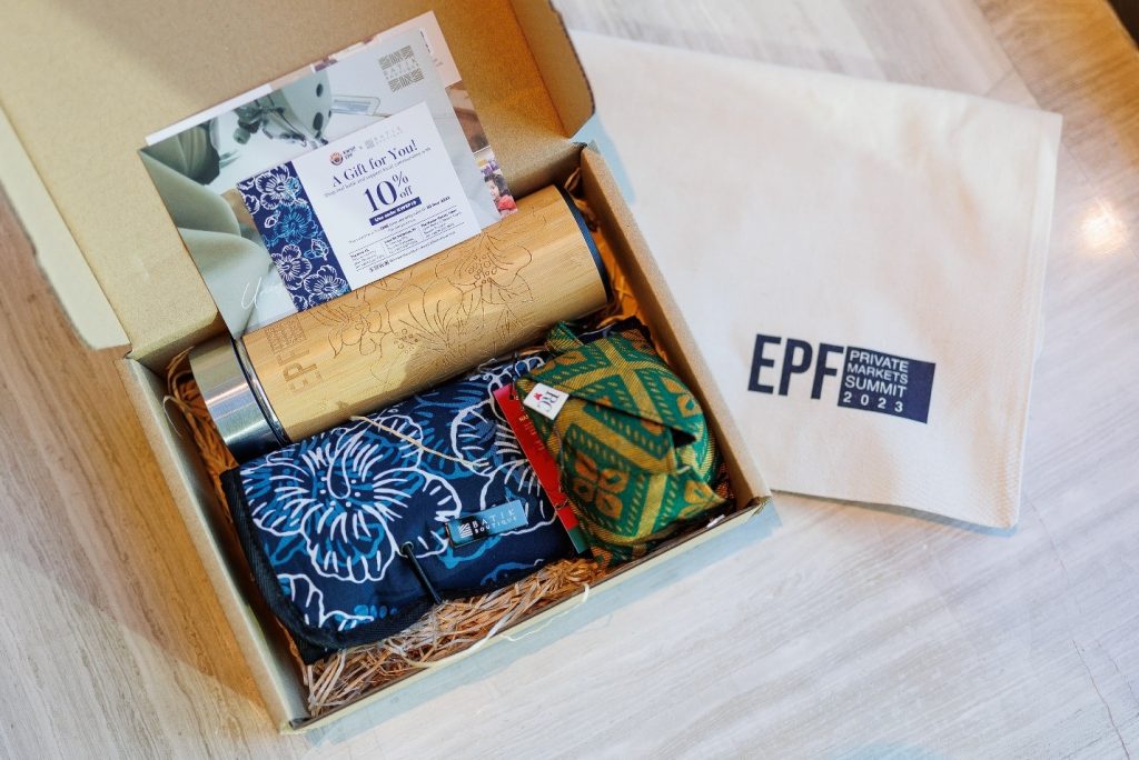 A box with a bag and a bottle

Description automatically generated with medium confidence